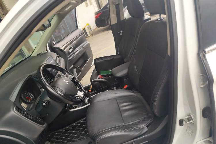 Used Mitsubishi Outlander 2018 2.0L Two-Wheel Drive Glory Edition 5 Seats Left Front Seat
