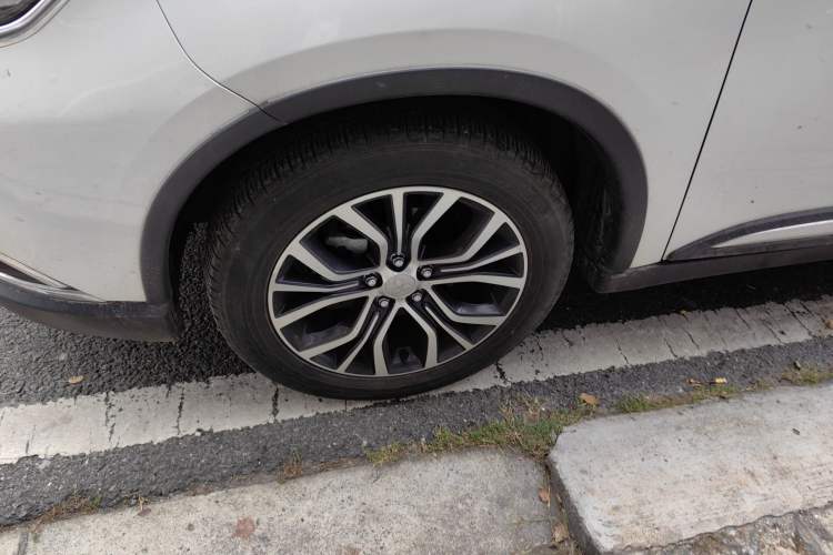 Used Mitsubishi Outlander 2018 2.0L Two-Wheel Drive Glory Edition 5 Seats Left Front Wheel Hub