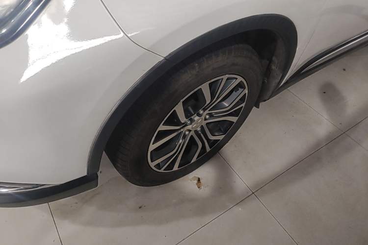Used Mitsubishi Outlander 2018 2.0L Two-Wheel Drive Glory Edition 5 Seats Left Front Wheel Hub