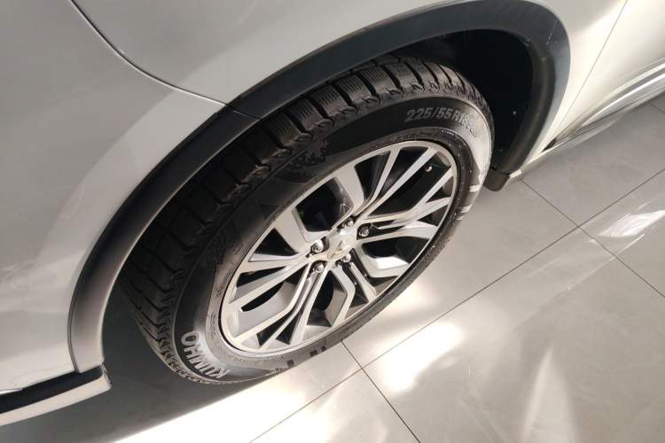 Used Mitsubishi Outlander 2018 2.0L Two-Wheel Drive Glory Edition 5 Seats Left Front Wheel Hub