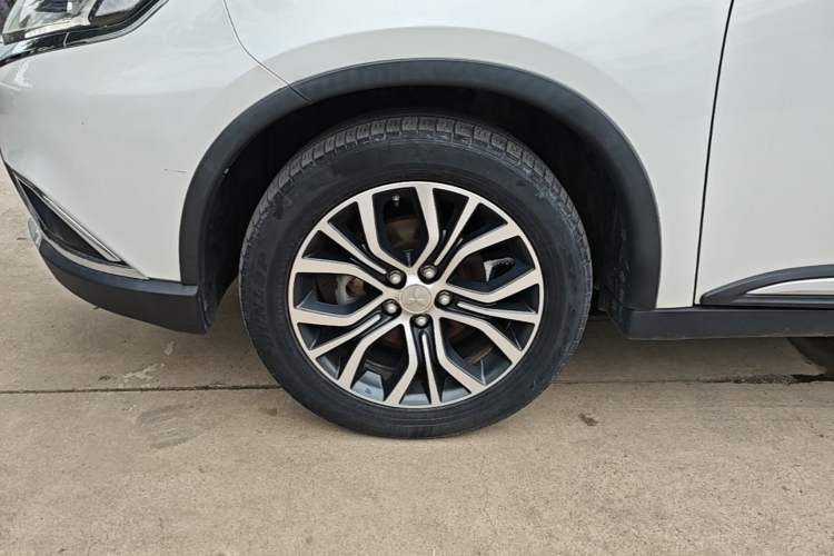 Used Mitsubishi Outlander 2018 2.0L Two-Wheel Drive Glory Edition 5 Seats Left Front Wheel Hub