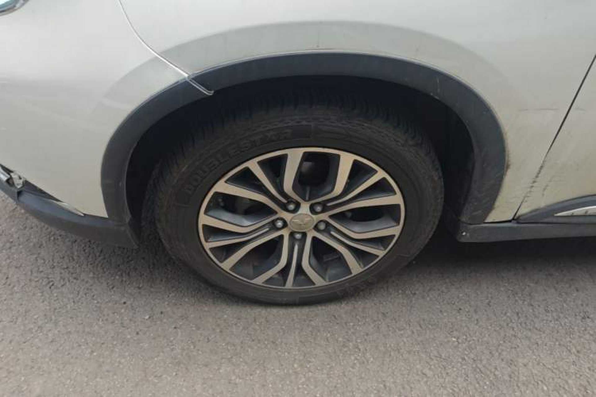 Used Mitsubishi Outlander 2018 2.0L Two-Wheel Drive Glory Edition 5 Seats Left Front Wheel Hub