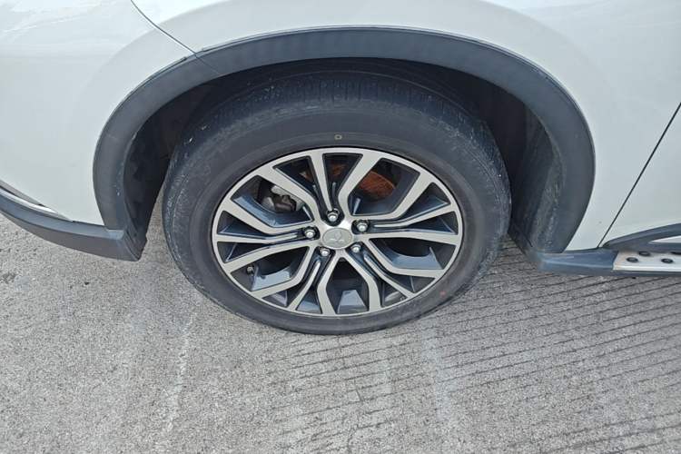 Used Mitsubishi Outlander 2018 2.4L 4x4 Elite Edition 5 Seats Left Front Wheel Hub