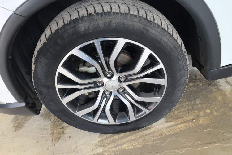 Used Mitsubishi Outlander 2018 2.0L Two-Wheel Drive Glory Edition 5 Seats Left Front Wheel Hub