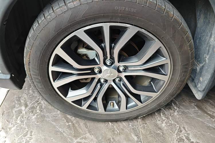 Used Mitsubishi Outlander 2018 2.4L 4x4 Elite Edition 5 Seats Left Front Wheel Hub