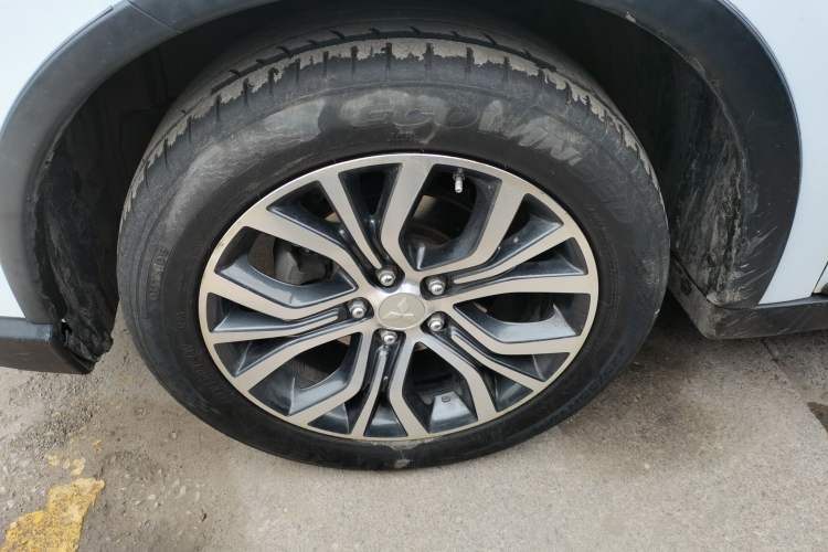 Used Mitsubishi Outlander 2018 2.0L Two-Wheel Drive Glory Edition 5 Seats Left Front Wheel Hub