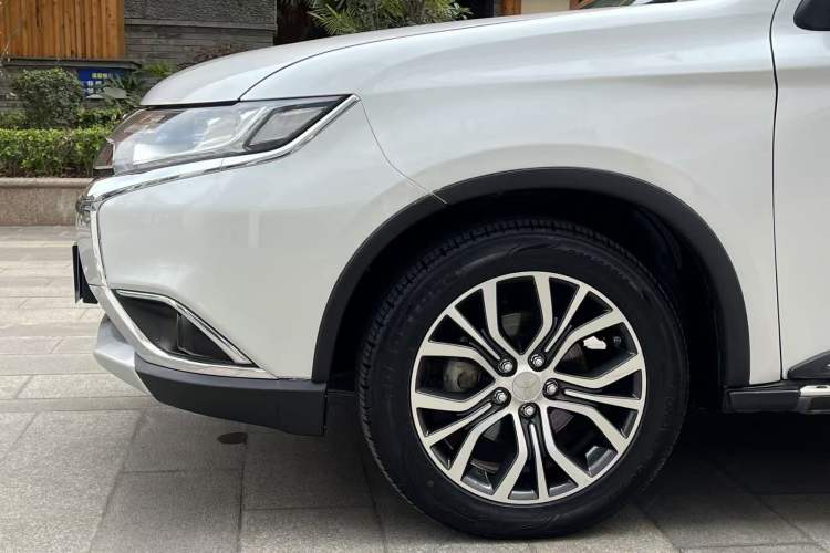 Used Mitsubishi Outlander 2018 2.4L 4x4 Elite Edition 5 Seats Left Front Wheel Hub