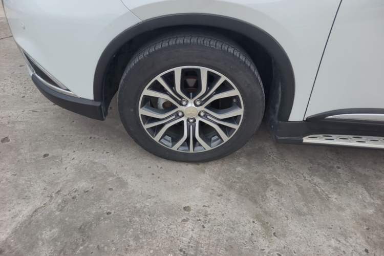 Used Mitsubishi Outlander 2018 2.0L Two-Wheel Drive Glory Edition 5 Seats Left Front Wheel Hub