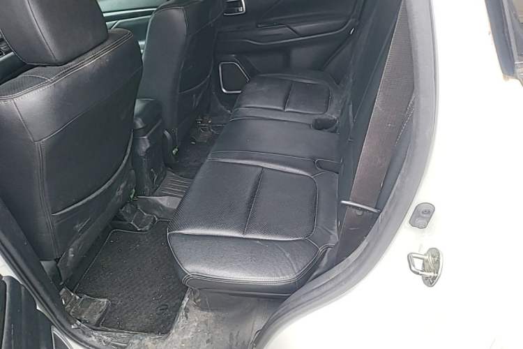 Used Mitsubishi Outlander 2018 2.0L Two-Wheel Drive Glory Edition 5 Seats Left Rear Seat
