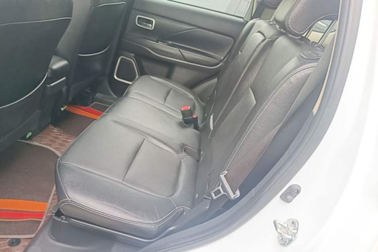 Used Mitsubishi Outlander 2018 2.0L Two-Wheel Drive Glory Edition 5 Seats Left Rear Seat