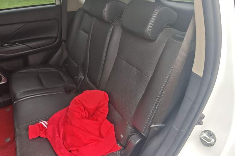 Used Mitsubishi Outlander 2018 2.0L Two-Wheel-Drive Jiale Edition 7-Seater Left Rear Seat