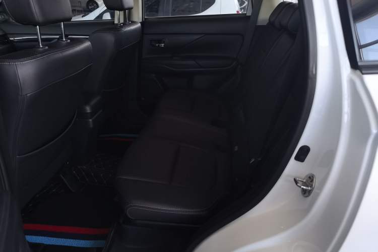 Used Mitsubishi Outlander 2018 2.0L Two-Wheel Drive Glory Edition 5 Seats Left Rear Seat