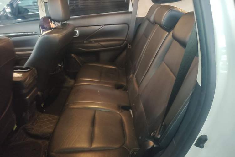 Used Mitsubishi Outlander 2018 2.0L Two-Wheel Drive Glory Edition 5 Seats Left Rear Seat