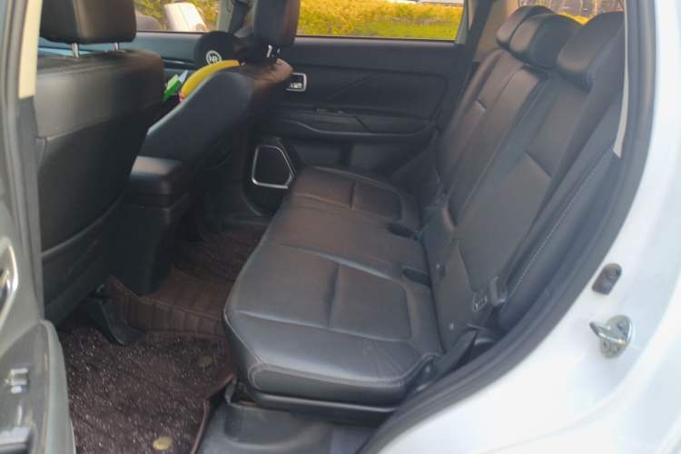 Used Mitsubishi Outlander 2018 2.4L 4x4 Elite Edition 5 Seats Left Rear Seat