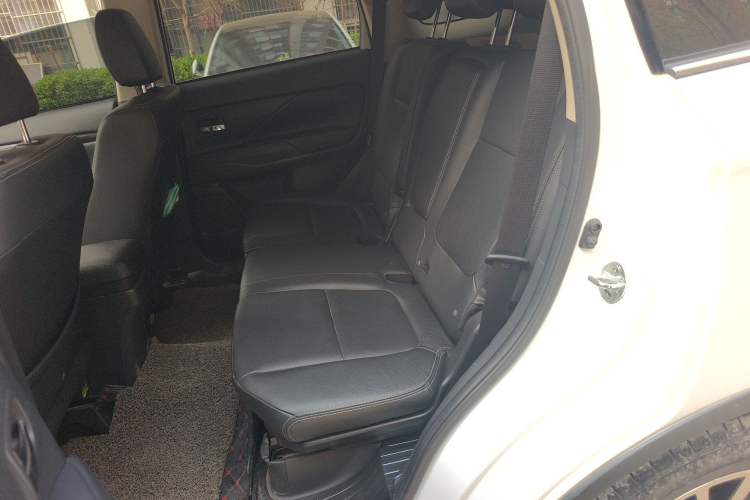 Used Mitsubishi Outlander 2018 2.4L 4x4 Elite Edition 5 Seats Left Rear Seat