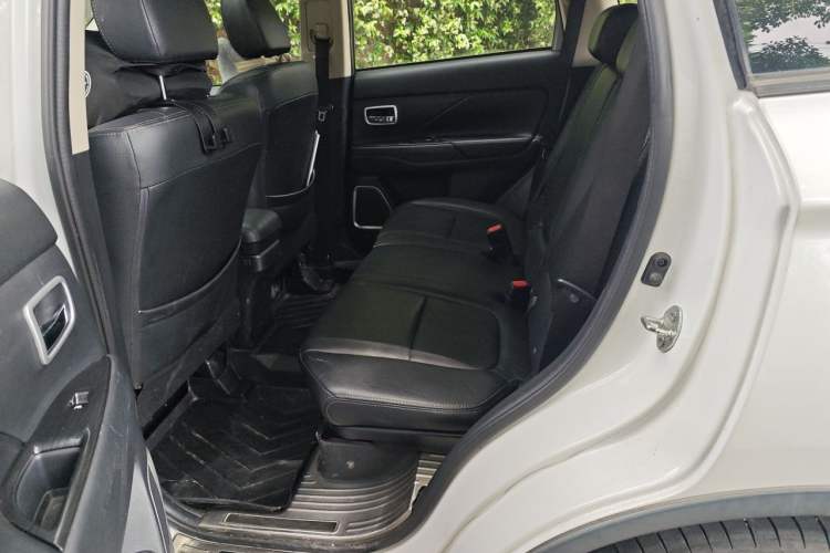 Used Mitsubishi Outlander 2018 2.0L Two-Wheel Drive Glory Edition 5 Seats Left Rear Seat