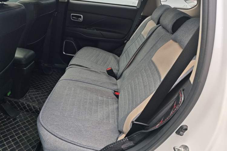 Used Mitsubishi Outlander 2018 2.0L Two-Wheel Drive Glory Edition 5 Seats Left Rear Seat
