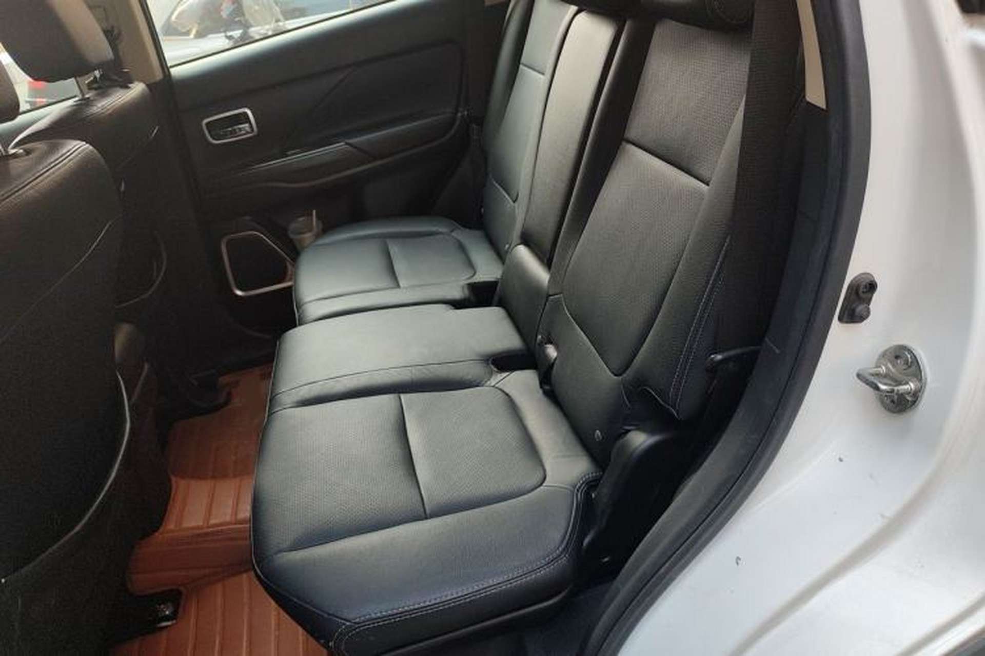 Used Mitsubishi Outlander 2018 2.4L 4x4 Luxury Edition 7-Seater Left Rear Seat