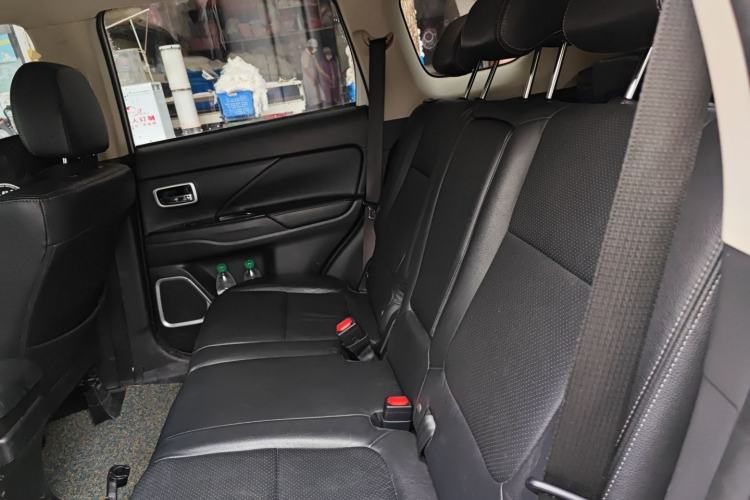 Used Mitsubishi Outlander 2018 2.0L Two-Wheel Drive Glory Edition 5 Seats Left Rear Seat