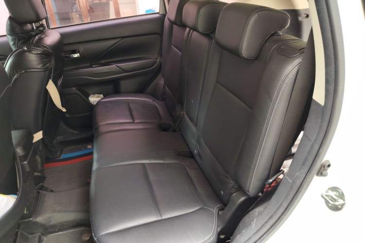 Used Mitsubishi Outlander 2018 2.0L Two-Wheel Drive Glory Edition 5 Seats Left Rear Seat