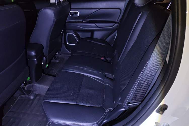 Used Mitsubishi Outlander 2018 2.0L Two-Wheel Drive Glory Edition 5 Seats Left Rear Seat