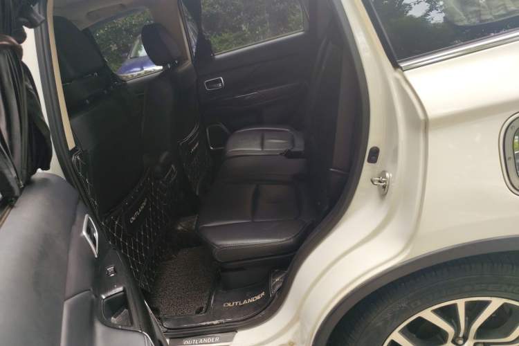 Used Mitsubishi Outlander 2018 2.4L 4x4 Luxury Edition 7-Seater Left Rear Seat