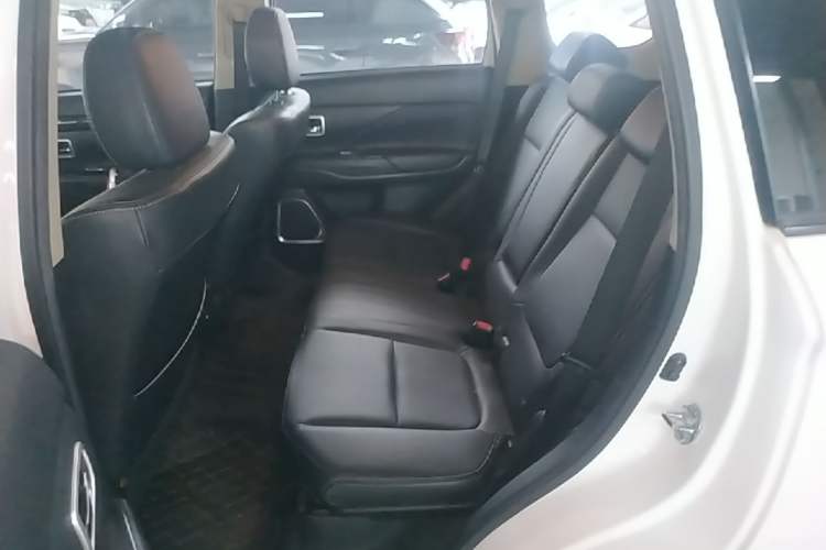 Used Mitsubishi Outlander 2018 2.0L Two-Wheel Drive Glory Edition 5 Seats Left Rear Seat