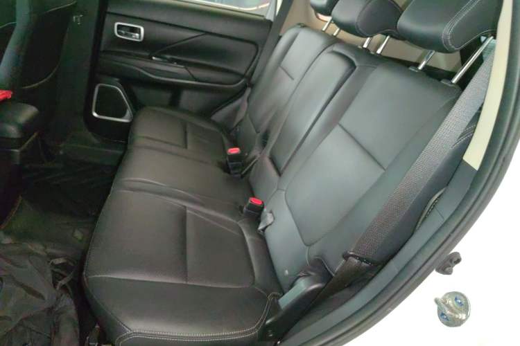 Used Mitsubishi Outlander 2018 2.0L Two-Wheel Drive Glory Edition 5 Seats Left Rear Seat