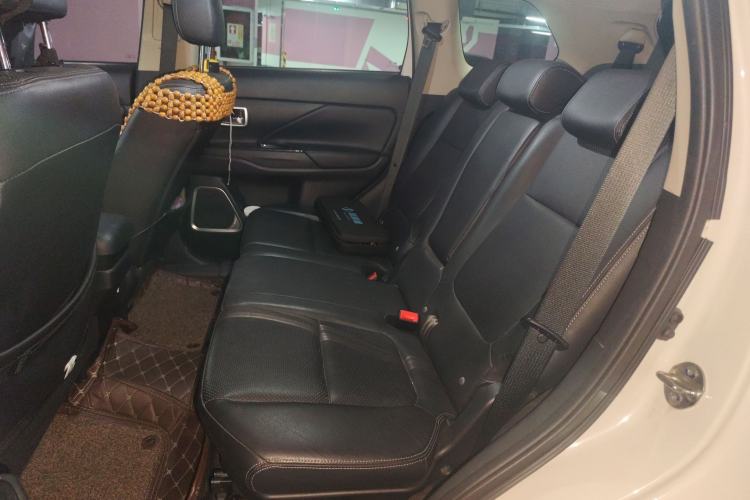 Used Mitsubishi Outlander 2018 2.4L 4x4 Luxury Edition 7-Seater Left Rear Seat