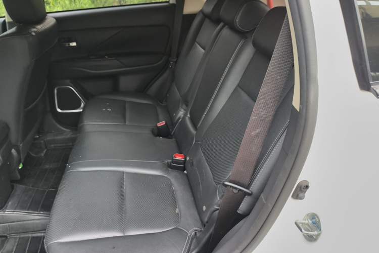 Used Mitsubishi Outlander 2018 2.0L Two-Wheel Drive Glory Edition 5 Seats Left Rear Seat