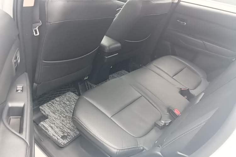 Used Mitsubishi Outlander 2018 2.0L Two-Wheel-Drive Jiale Edition 7-Seater Left Rear Seat
