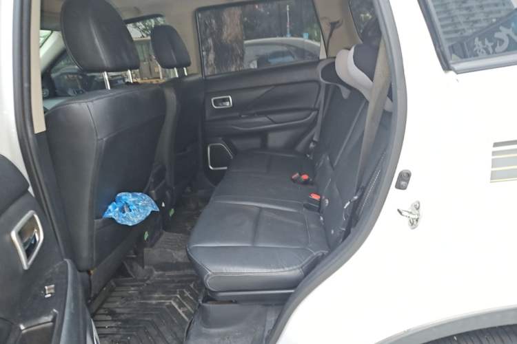 Used Mitsubishi Outlander 2018 2.0L Two-Wheel Drive Glory Edition 5 Seats Left Rear Seat