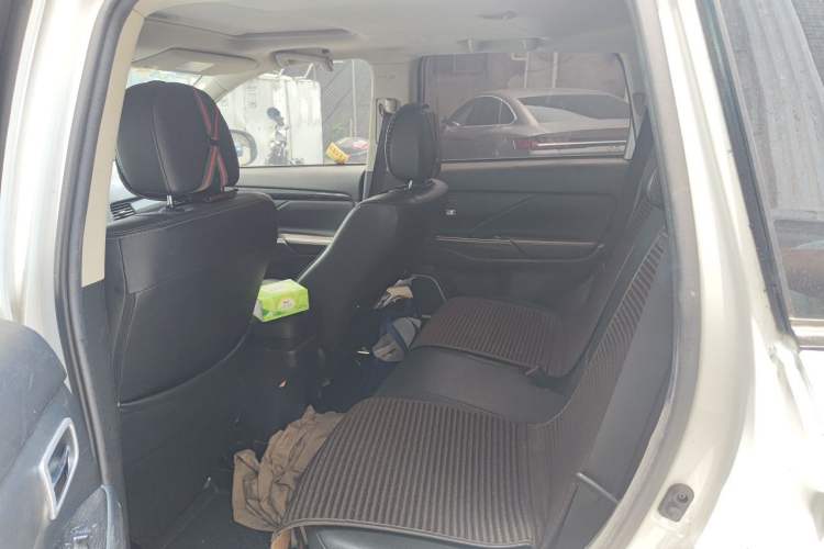 Used Mitsubishi Outlander 2018 2.0L Two-Wheel Drive Glory Edition 5 Seats Left Rear Seat