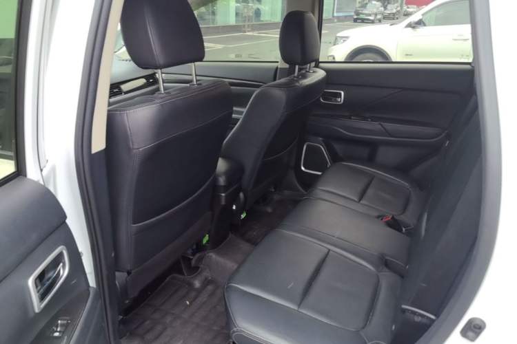 Used Mitsubishi Outlander 2018 2.0L Two-Wheel Drive Glory Edition 5 Seats Left Rear Seat
