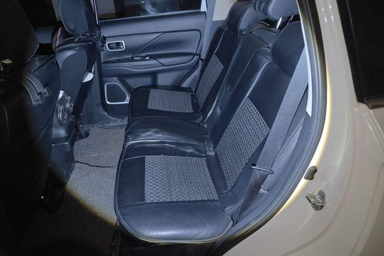 Used Mitsubishi Outlander 2018 2.0L Two-Wheel Drive Glory Edition 5 Seats Left Rear Seat