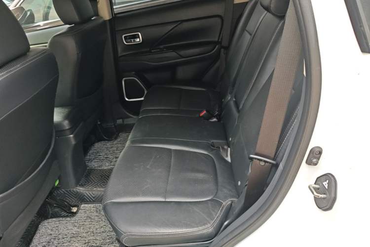 Used Mitsubishi Outlander 2018 2.0L Two-Wheel-Drive Jiale Edition 7-Seater Left Rear Seat