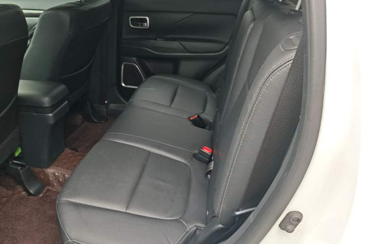 Used Mitsubishi Outlander 2018 2.4L 4x4 Elite Edition 5 Seats Left Rear Seat