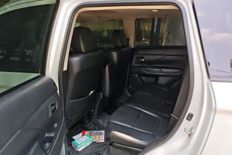 Used Mitsubishi Outlander 2018 2.0L Two-Wheel Drive Glory Edition 5 Seats Left Rear Seat