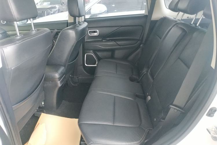 Used Mitsubishi Outlander 2018 2.0L Two-Wheel-Drive Jiale Edition 7-Seater Left Rear Seat
