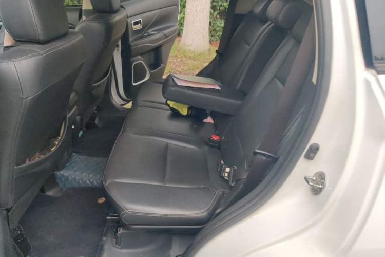 Used Mitsubishi Outlander 2018 2.0L Two-Wheel-Drive Jiale Edition 7-Seater Left Rear Seat