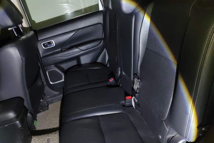 Used Mitsubishi Outlander 2018 2.0L Two-Wheel Drive Glory Edition 5 Seats Left Rear Seat
