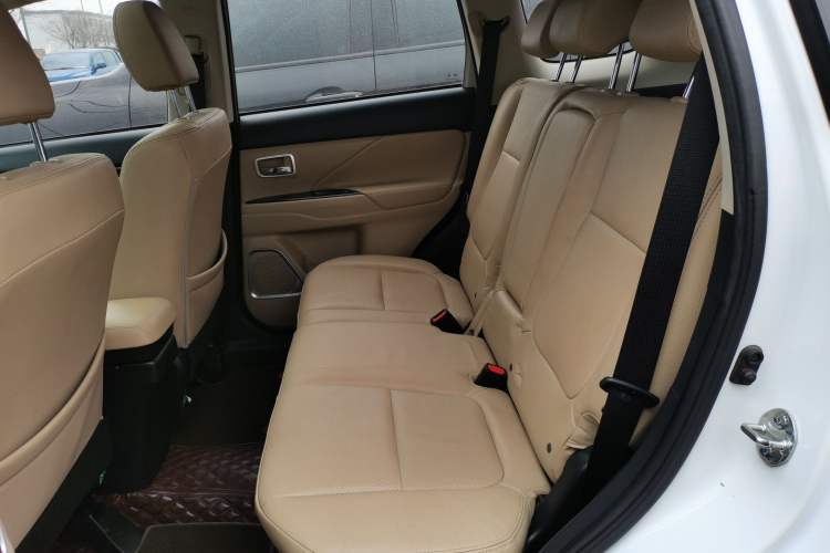 Used Mitsubishi Outlander 2018 2.0L Two-Wheel Drive Glory Edition 5 Seats Left Rear Seat