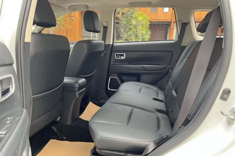 Used Mitsubishi Outlander 2018 2.4L 4x4 Elite Edition 5 Seats Left Rear Seat