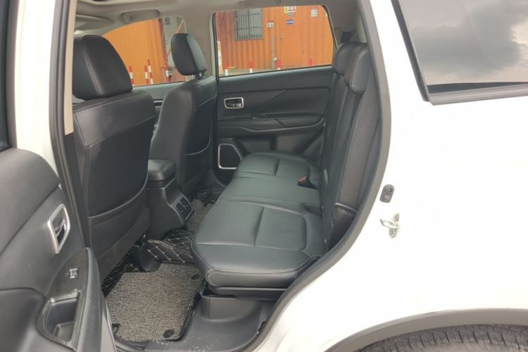 Used Mitsubishi Outlander 2018 2.0L Two-Wheel Drive Glory Edition 5 Seats Left Rear Seat