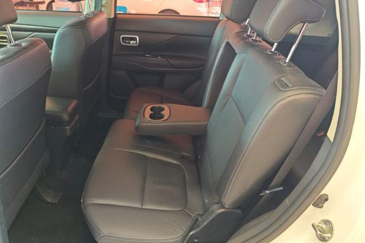 Used Mitsubishi Outlander 2018 2.0L Two-Wheel-Drive Jiale Edition 7-Seater Left Rear Seat