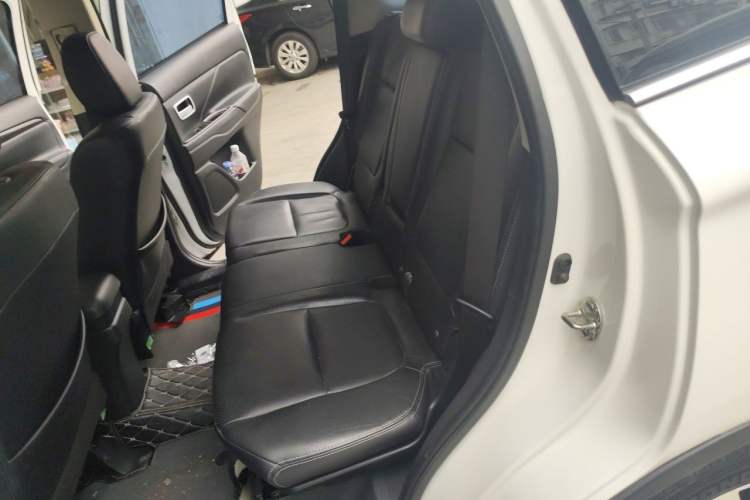 Used Mitsubishi Outlander 2018 2.0L Two-Wheel Drive Glory Edition 5 Seats Left Rear Seat