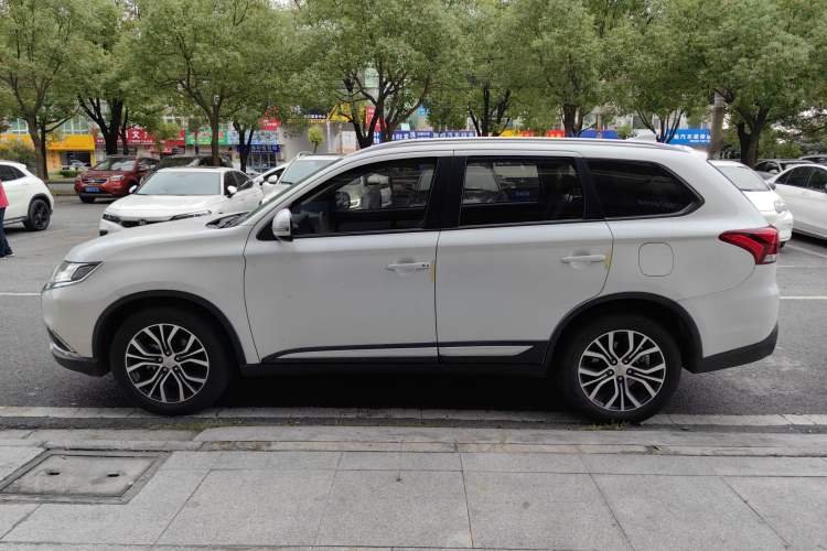 Used Mitsubishi Outlander 2018 2.0L Two-Wheel Drive Glory Edition 5 Seats Left Side