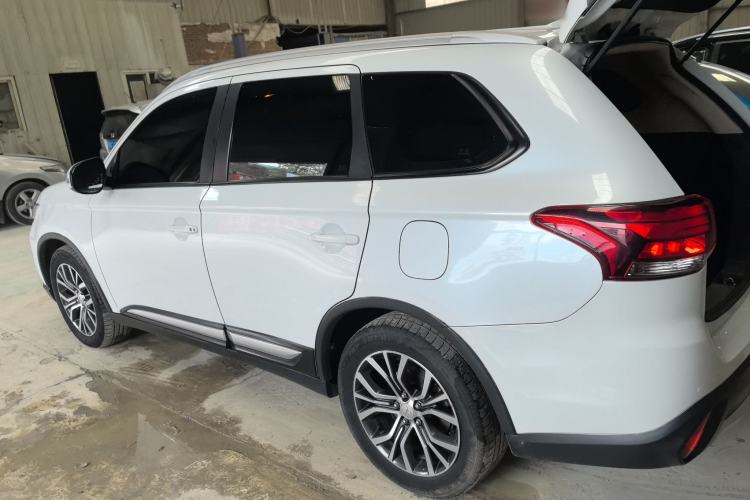 Used Mitsubishi Outlander 2018 2.0L Two-Wheel Drive Glory Edition 5 Seats Left Side