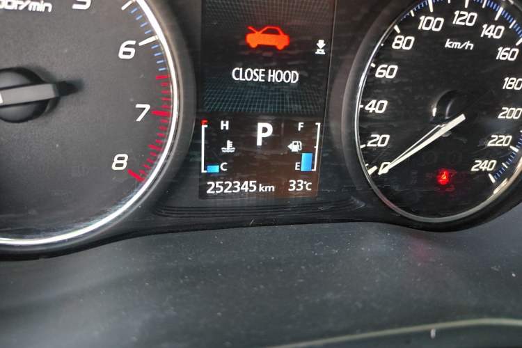 Used Mitsubishi Outlander 2018 2.4L 4x4 Elite Edition 5 Seats Odometer Close Up