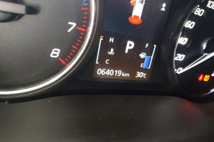 Used Mitsubishi Outlander 2018 2.4L 4x4 Luxury Edition 7-Seater Odometer Close Up